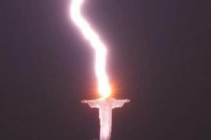 Lightning hits Christ the Redeemer and images surprise the internet
