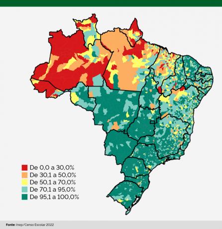 Mapa Brazylii z różnymi kolorami, która pokazuje szkoły, które mają lub nie mają dostępu do Internetu