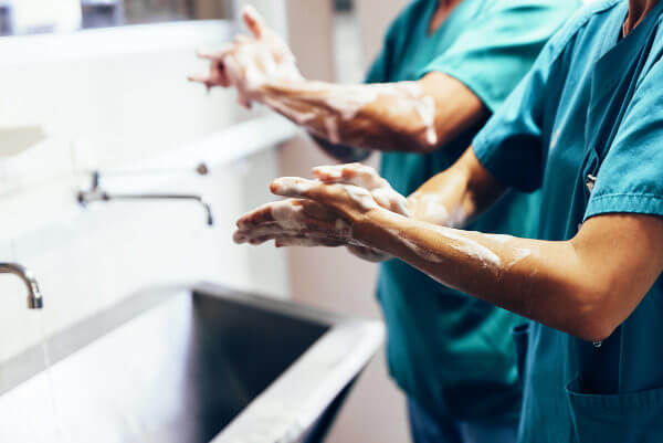 Простое мытье рук может снизить передачу инфекционных агентов в больнице и за ее пределами.