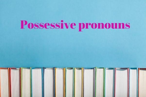 Possessivpronomen zeigen Besitz und Besitz an und können Substantive und Nominalphrasen ersetzen.