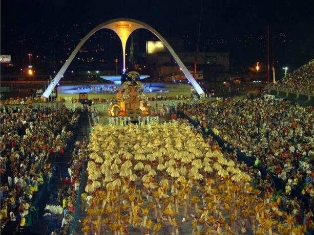 Parade samba sekolah samba di Rio de Janeiro