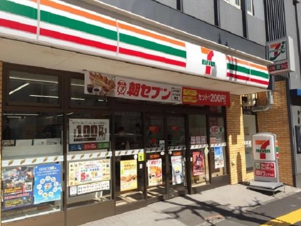 Den japanske butiksmedarbejder formåede at afvæbne indbrudstyven med kun to ord