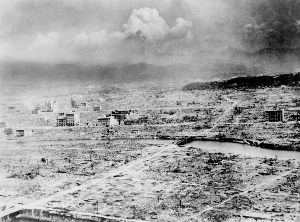 शहर पर परमाणु बम गिराए जाने के कुछ दिनों बाद हिरोशिमा शहर का हवाई दृश्य