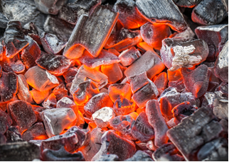 Древесный уголь производится путем неполного сгорания древесины за счет регулирования притока воздуха.