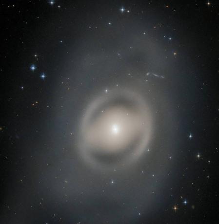 يلتقط تليسكوب هابل صورًا مذهلة لـ "مجرة شبحية" ؛ ينظر