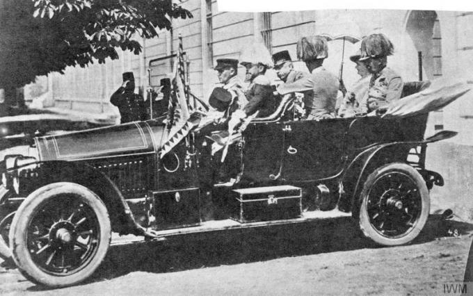 Francisco Ferdinandot és Sophiát szállító autó röviddel az őket megölő támadás előtt.