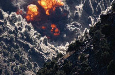 Tora Bora pommitamine, kus peitsid end al-Qaeda terrorirühmituse liikmed