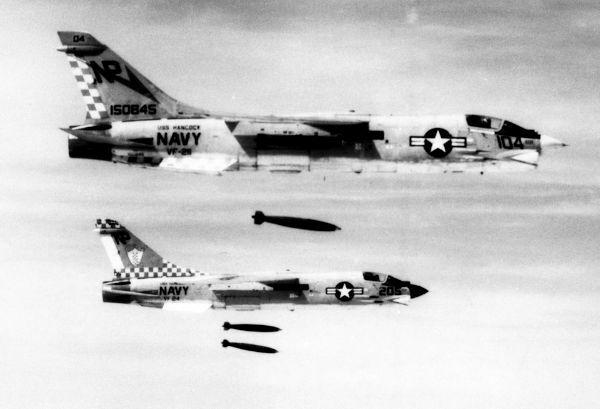 Avioane americane care aruncă bombe asupra trupelor nord-vietnameze în 1972.