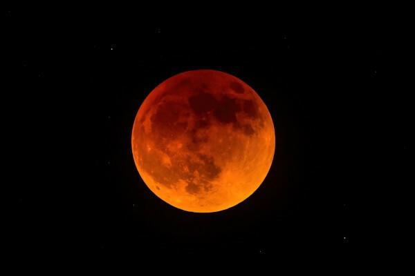 Krvava luna, eden od pojavov, ki spreminjajo barvo lune.