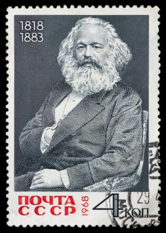 Für Marx würde das Ende der sozialen Klassen und die Ausbeutung des Proletariats erst durch die Revolution des Proletariats kommen.*