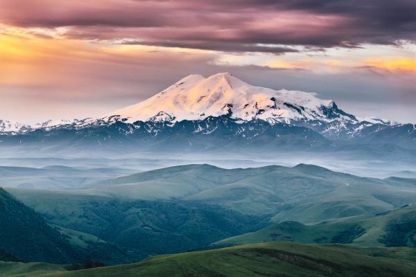 Skats no Elbrusa kalna, augstākās virsotnes Krievijā un Eiropas kontinentā.