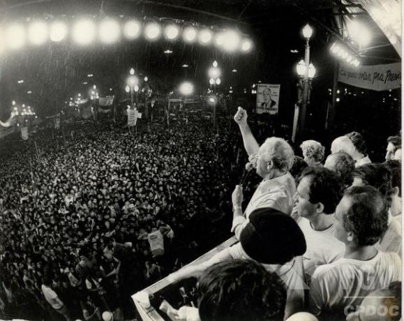 نظمت مسيرة "ديريتاس جا" في ساو باولو عام 1984. كانت هذه الحملة هي الرمز البرازيلي للحق في التصويت. (الاعتمادات: FGV / CPDOC)