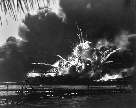 Aralık 1941'de Japonlar, Hawaii'deki Pearl Harbor'da sürpriz bir şekilde Amerikalılara saldırdı.