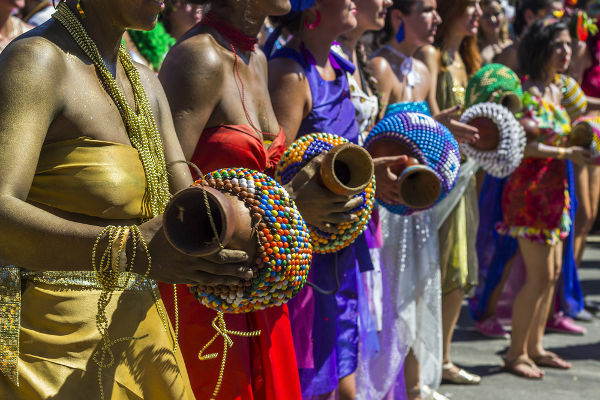 A karnevál története Brazíliában: keletkezés és evolúció