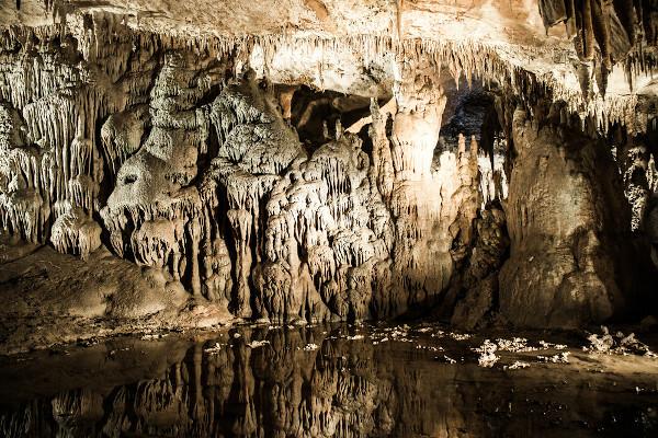 Cave of Prometheus ในทบิลิซี จอร์เจีย ถ้ำที่เกิดจากหินคาร์บอเนตซึ่งก่อตัวเป็นหลุมยุบด้วย