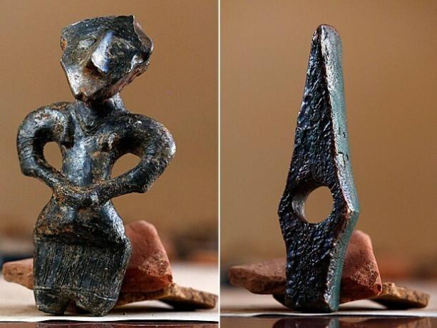 kovové části nalezené na Balkáně, pocházející z roku 5300 před naším letopočtem. C.