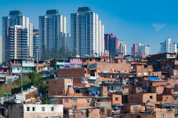 وجه مرئي للفصل المكاني بين الأغنياء والفقراء: فافيلا دي بارايسوبوليس محاطة بوحدات سكنية فاخرة ، ساو باولو.