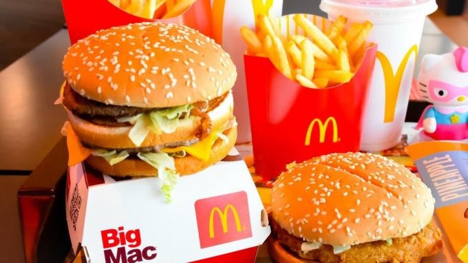 McDonald's рекламує REVOLUTION у своєму меню; зрозуміти