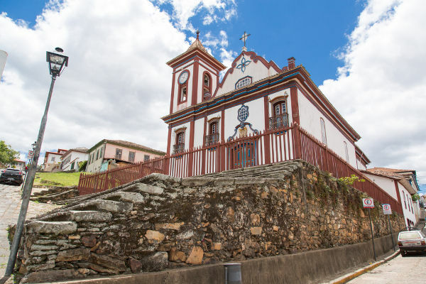 Chica da Silva maeti São Francisco de Assise kirikusse, Diamantinasse. [2]