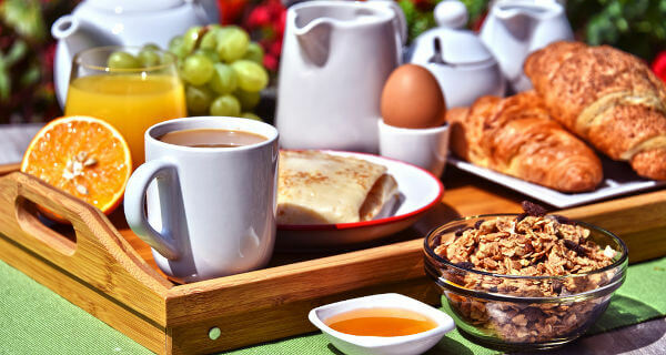 ארוחת הבוקר צריכה להיות עשירה בחומרים מזינים שונים.