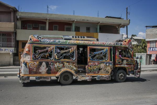 Tap-tap, en form for kollektiv offentlig transport i Haiti.[2]