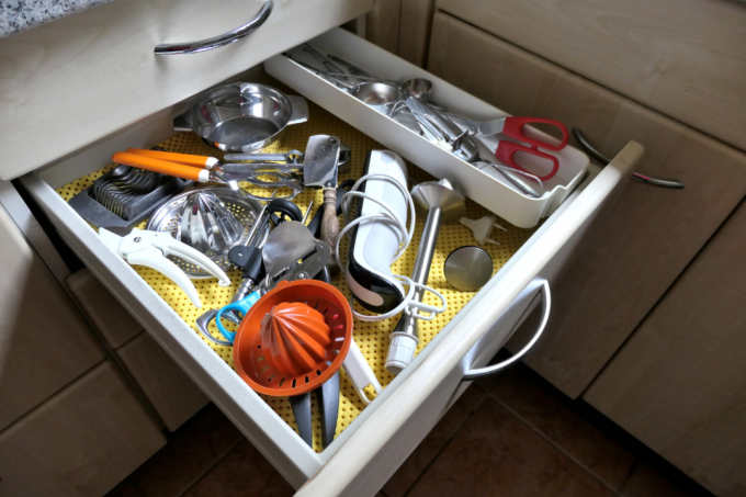 НІКОЛИ не зберігайте ЦІ речі в кухонних ящиках; знати причину