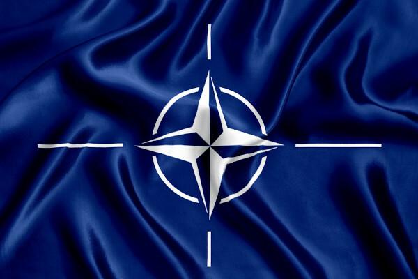 Flagg av NATO, som ligner en kompassrose.