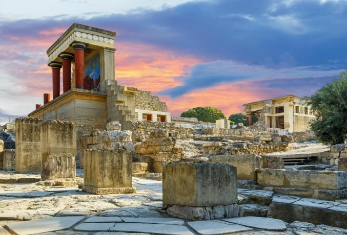 Cretans: beginning, palaces, characteristics, end