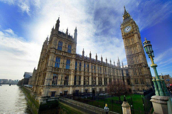 Big Ben Kulesi (Elizabeth Kulesi), Londra'daki Westminster Sarayı'nda yer almaktadır.***