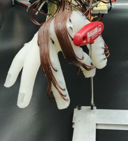 מחקר מדעי מפתח יד רובוטית הנשלטת על ידי פקודות פרק כף היד