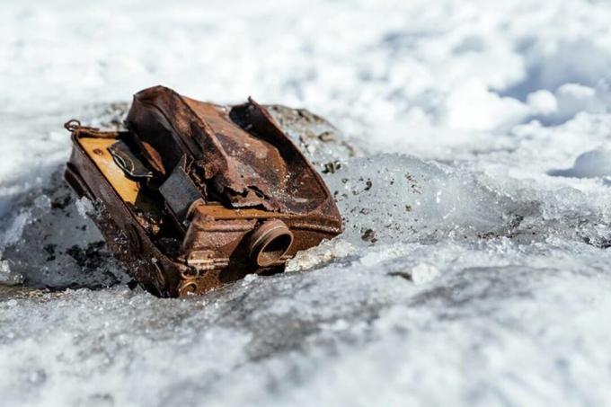 Pēc 85 gadiem Kanādā ledājā tiek atrasts foto aprīkojums