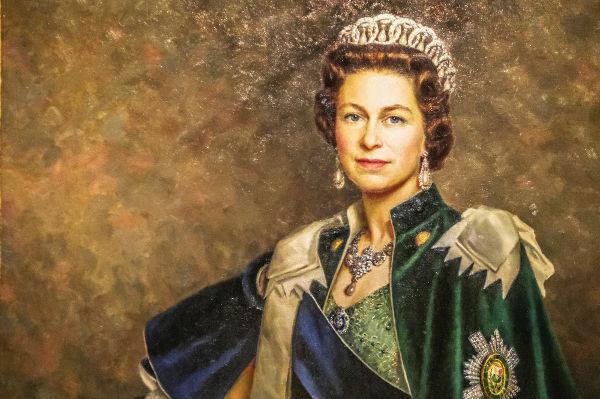 Elizabeth II est la fille aînée de George VI, roi du Royaume-Uni entre 1936 et 1952. Lorsqu'elle est devenue reine, elle avait 25 ans.[1]