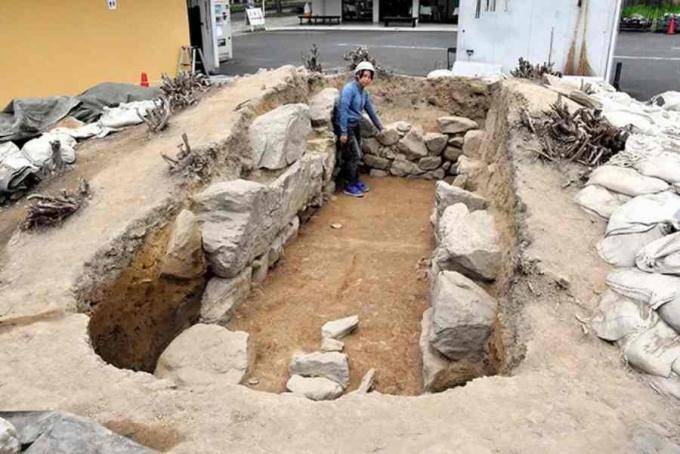 Oud graf ontdekt onder struiken op een parkeerplaats in Japan; Look