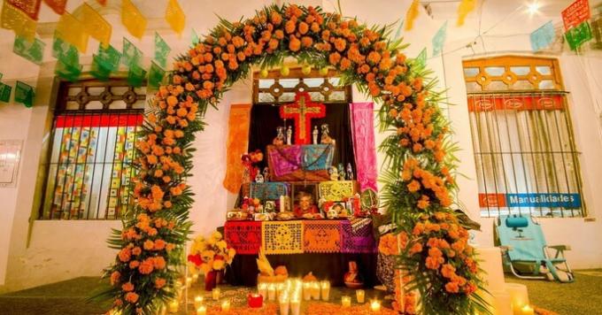 디아 데 로스 무 에르 토스: 멕시코에서 가장 인기있는 축하 행사