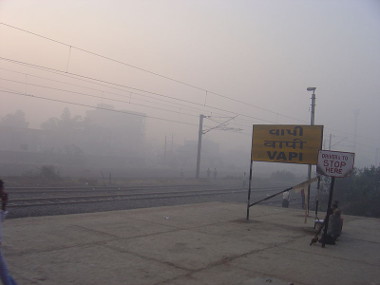 Pohled na znečištění ve městě Vapi, Indie.