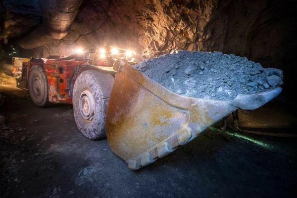 Den underjordiske gruvedriften består av å utvinne malm fra dypere forekomster.