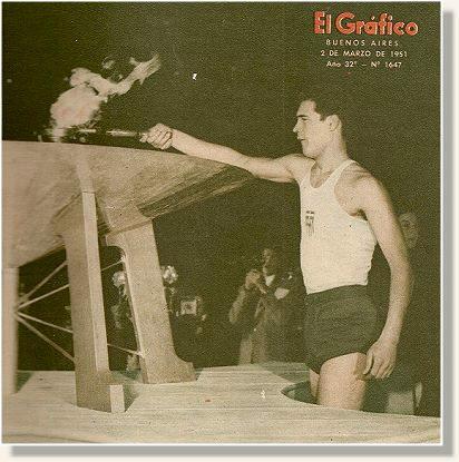 Buenos Aires'te ilk Pan'ın gerçekleştirilmesi için meşaleli sporcu.