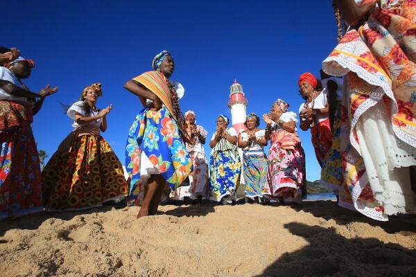 브라질에 존재하는 민속춤 중 하나인 삼바 데 로다를 추는 여성들.