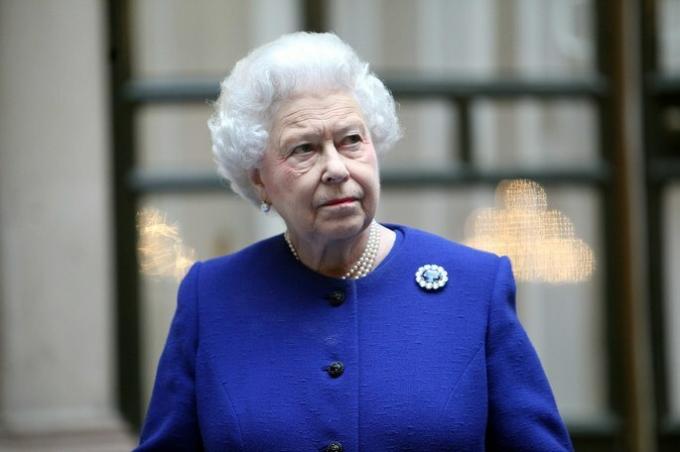 Birleşik Krallık Kraliçesi ve Commonwealth Realms, Elizabeth II