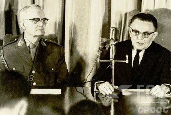 Humberto Castello Branco kormánya idején (sötét öltönyben) a hadsereg intézményesítése intézményi cselekedetekkel kezdődött. [1]
