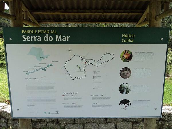 Plaat met de kaart van het Serra do Mar State Park, in de stad Cunha, in São Paulo.