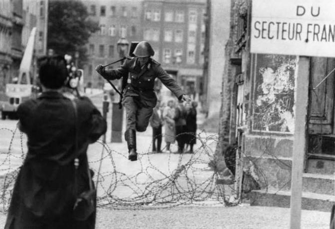 Tysk soldat hopper piggtråd og løper mot Vest-Tyskland