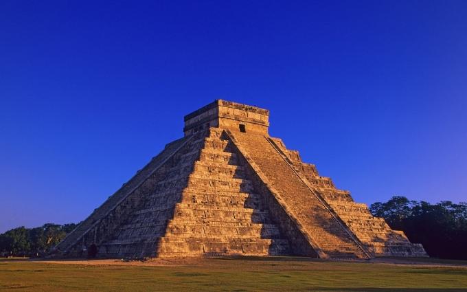 Ацтекска пирамида