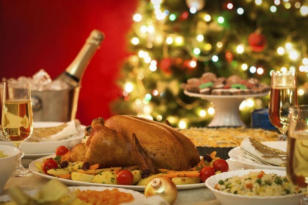 طقم طاولة لعشاء عيد الميلاد مع ديك رومي تقليدي