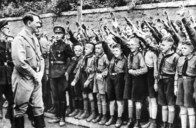 제복을 입은 아이들과 청소년들이 히틀러를 맞이하고있다