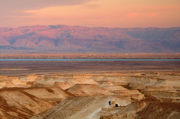 Пейзаж Иудейской пустыни с видом на Израиль, Западный берег и Иорданию. Вы также можете увидеть Мертвое море.