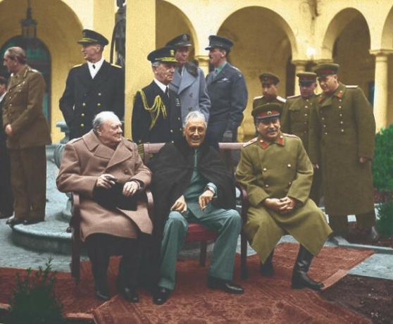 Churchill, Roosevelt (dirigeant américain) et Staline (dirigeant soviétique) à la Conférence de Yalta à la fin de la Seconde Guerre mondiale.[1]