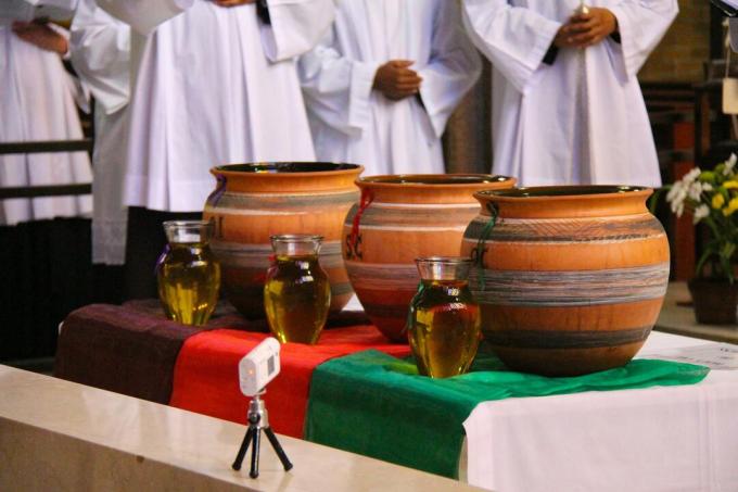 Tiga gelas dengan minyak suci Katolik digunakan dalam upacara Krisma