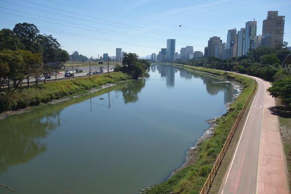Urban landscape of the Tietê River in the city of São Paulo
