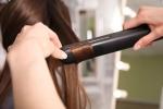 Specialist points out how and when to use the flat iron, avoiding damage to the hair; look